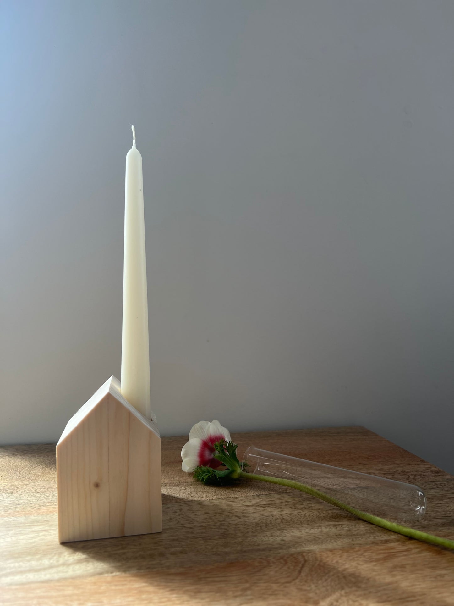 WOODEN HOUSE W/ GLASS VASE