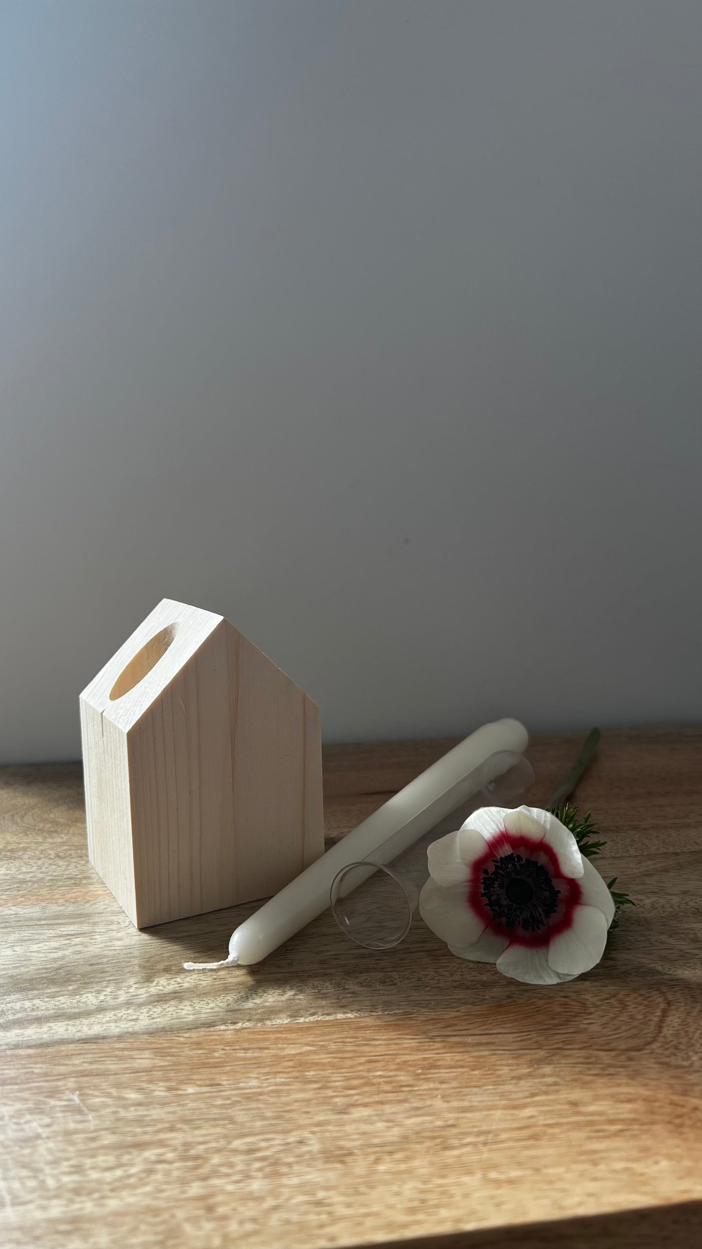 WOODEN HOUSE W/ GLASS VASE
