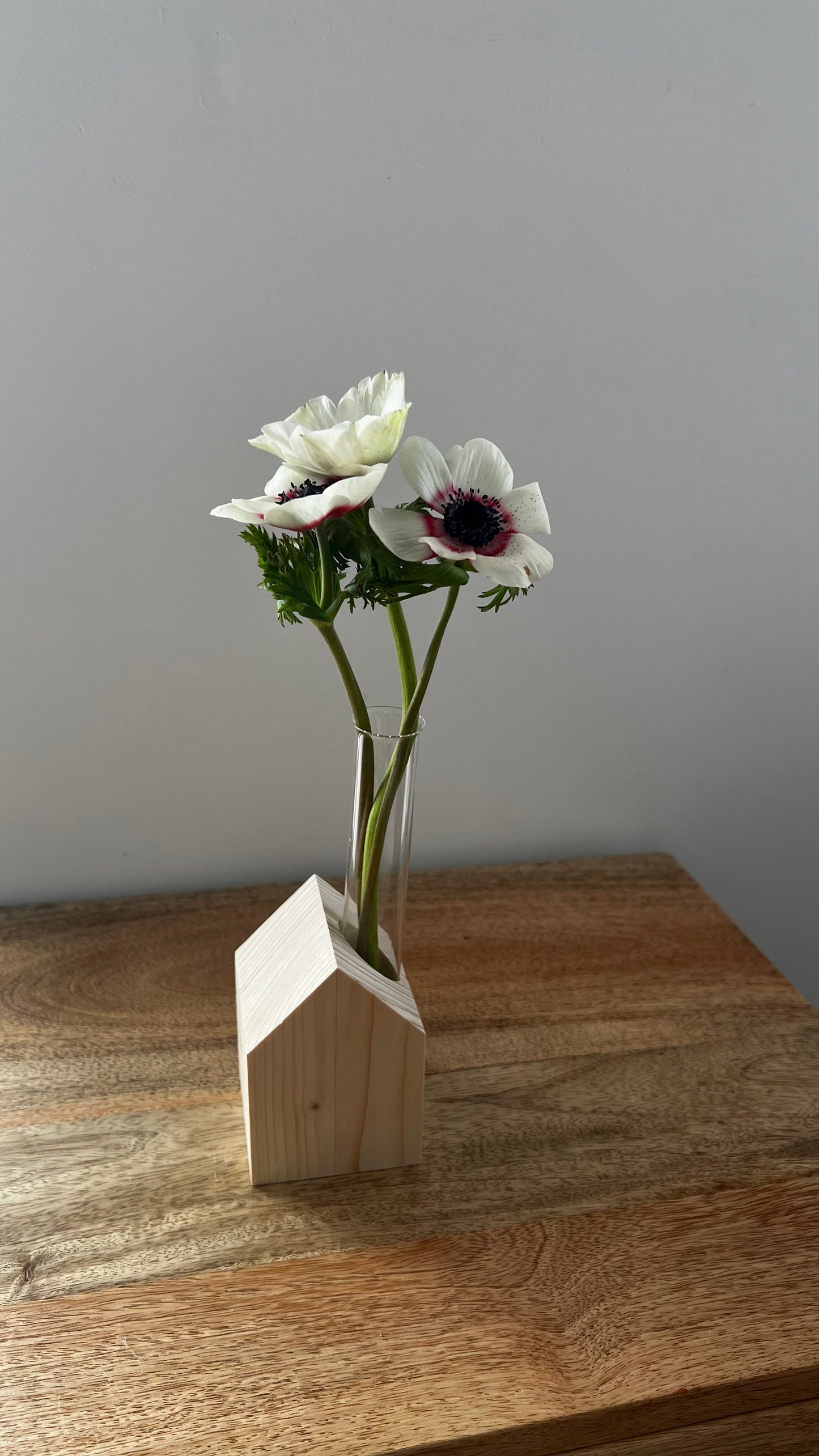 WOODEN HOUSE W/ GLASS VASE